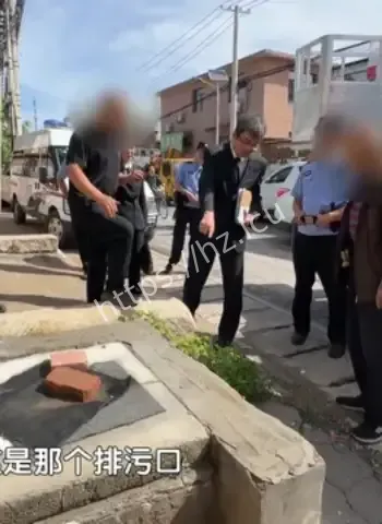 厕所建大门旁排污